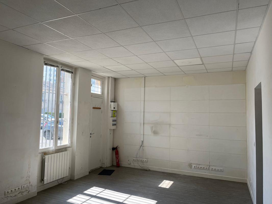 9 Rue Pierre Et Marie Curie, Ivry-sur-Seine to rent Building Photo- Image 1 of 8
