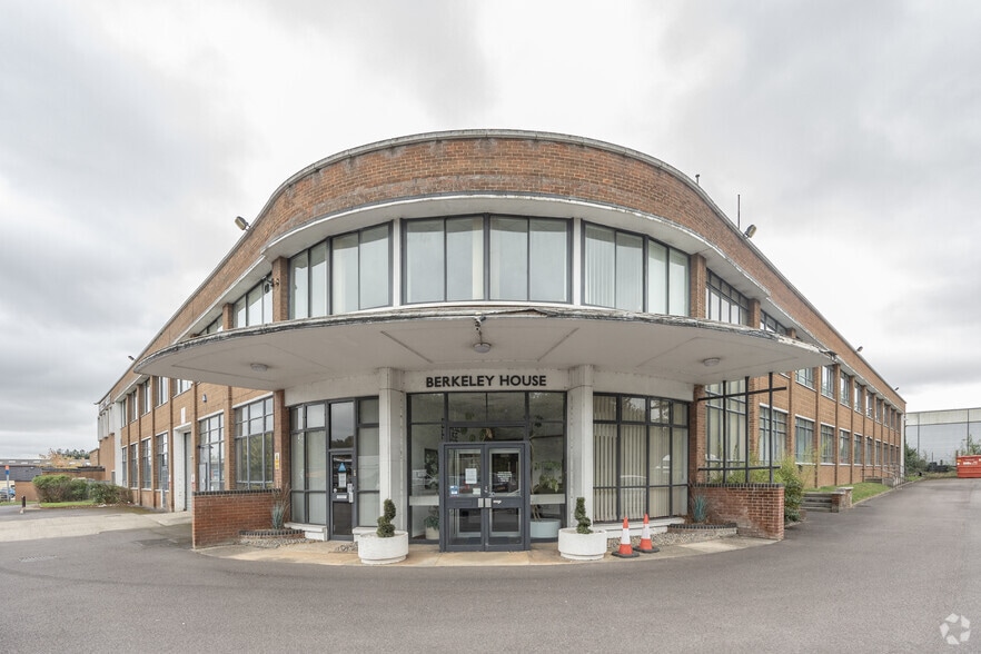 Hunts Rise, Swindon to rent - Building Photo - Image 2 of 11