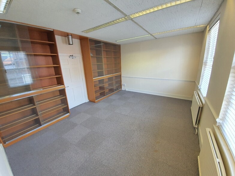 122-123 High St, Uxbridge to rent - Interior Photo - Image 3 of 9