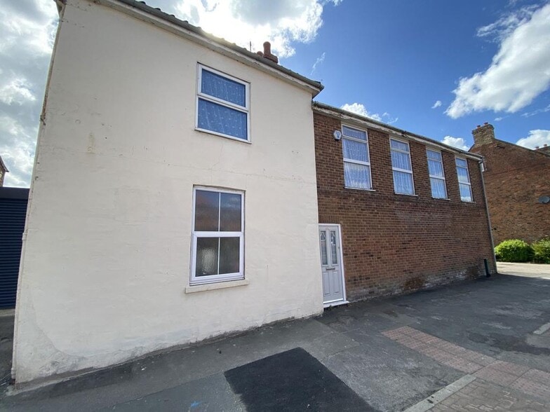 42 Southgate, Market Weighton for sale - Building Photo - Image 3 of 15