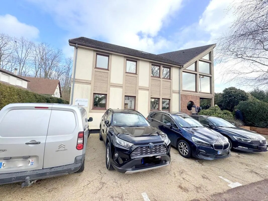 Office in Versailles to rent Building Photo- Image 1 of 13