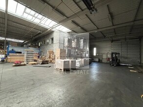 Light Industrial in Genas to rent Interior Photo- Image 2 of 11