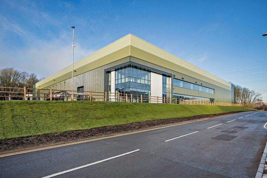M81 Tower Rd, Stone to rent - Building Photo - Image 2 of 45