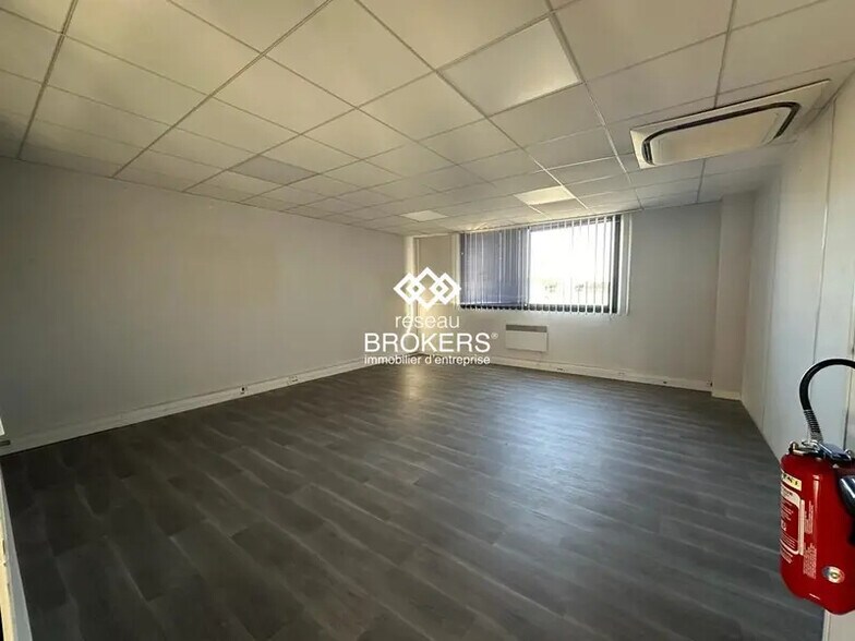 Office in Le Mesnil-Amelot to rent - Interior Photo - Image 1 of 8