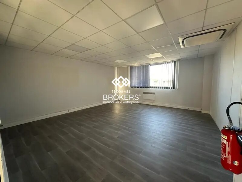 Office in Le Mesnil-Amelot to rent Interior Photo- Image 1 of 9