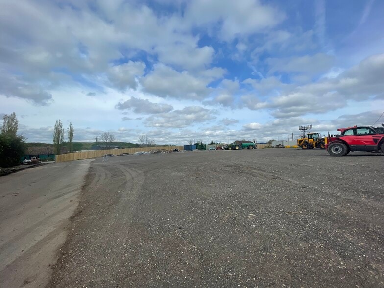 Newyears Green Ln, Uxbridge to rent - Building Photo - Image 2 of 7