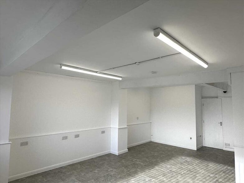 111 Cottage Beck Rd, Scunthorpe to rent - Building Photo - Image 2 of 5