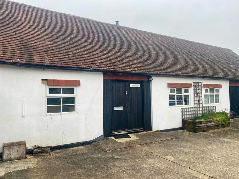 High Street, Stoke Hammond to rent - Primary Photo - Image 1 of 1