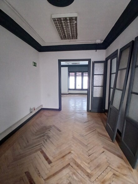 Retail in Madrid, Madrid to rent - Building Photo - Image 3 of 8