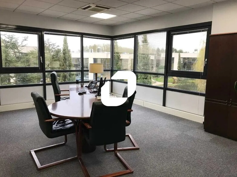 4 Rue Hélène Boucher, Guyancourt to rent - Interior Photo - Image 3 of 11