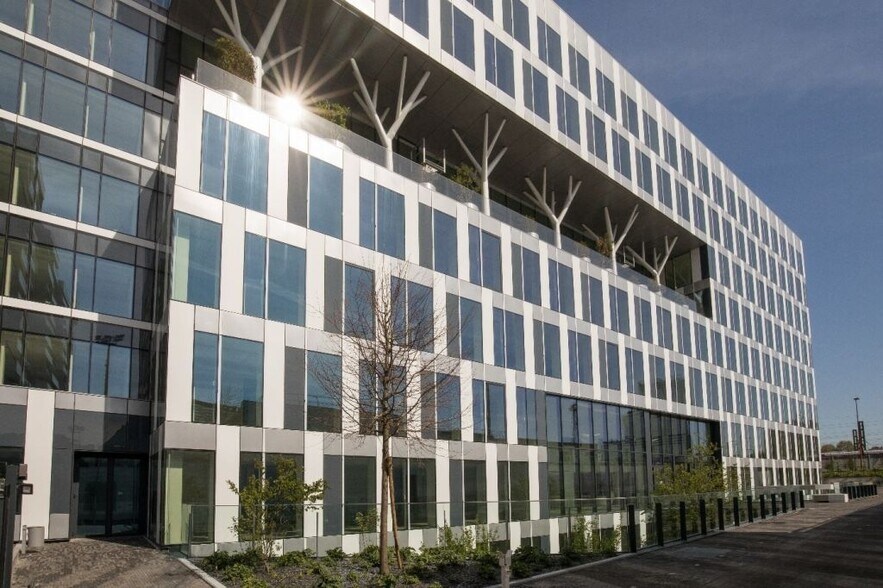 7 Rue Pablo Néruda, Levallois-Perret to rent - Building Photo - Image 1 of 9