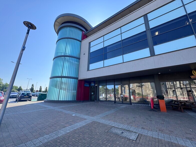 Park St, Llanelli to rent - Building Photo - Image 2 of 9