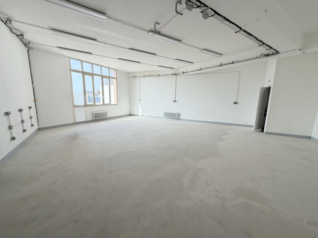 Light Industrial in Paris to rent Interior Photo- Image 1 of 6
