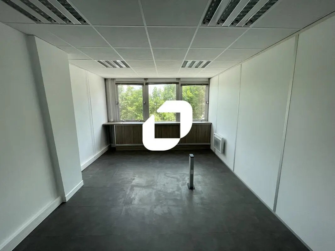Office in Noisy-le-Grand to rent Interior Photo- Image 1 of 9