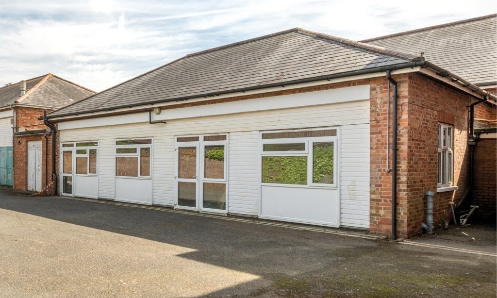 42 London Rd, Hailsham to rent Building Photo- Image 1 of 6