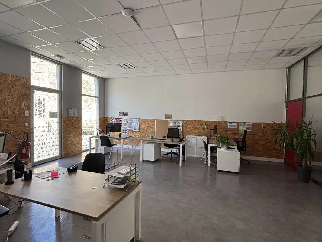 Office in Bordeaux to rent Building Photo- Image 1 of 11