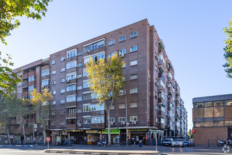 Retail in Madrid, Madrid to rent - Building Photo - Image 2 of 2