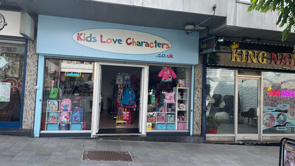 7 Chequers Para, London to rent - Building Photo - Image 1 of 3