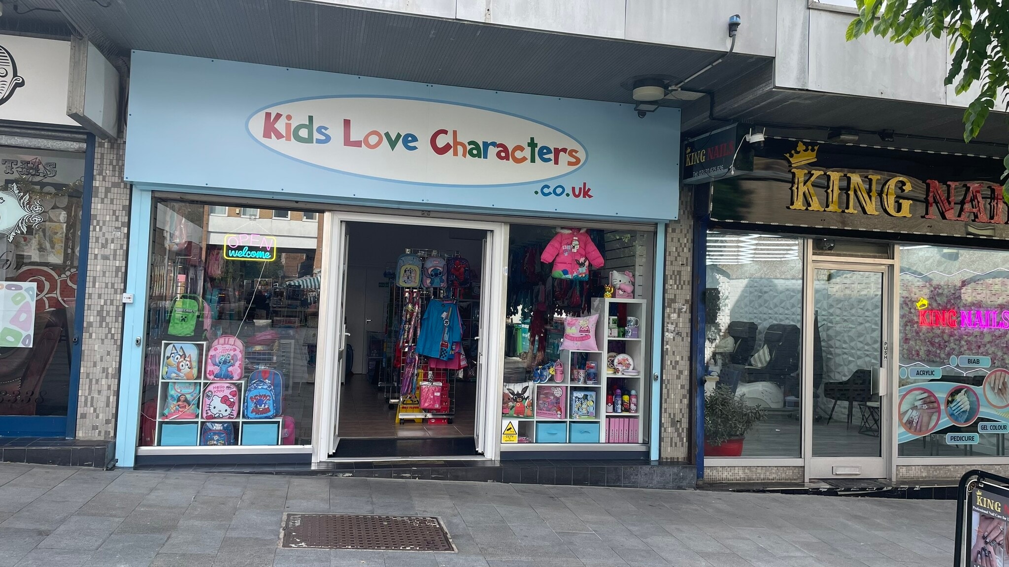 7 Chequers Para, London to rent Building Photo- Image 1 of 4