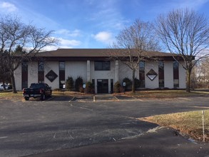 1045 N Lynndale Dr, Appleton, WI for rent Building Photo- Image 1 of 2