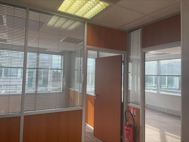 Office in Villepinte to rent - Interior Photo - Image 2 of 5
