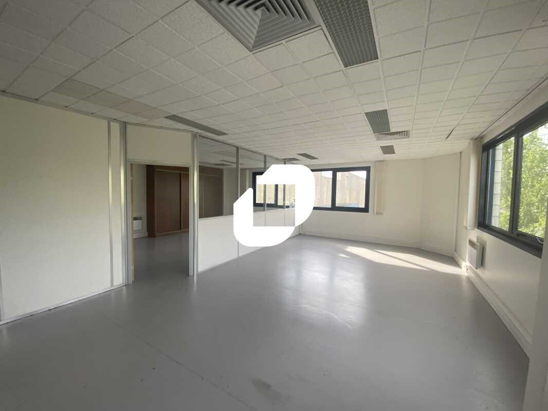 Office in SAINT-OUEN-L'AUMONE to rent Interior Photo- Image 1 of 7