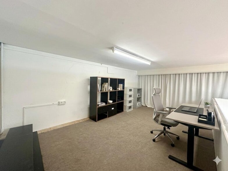 Retail in Marseille to rent - Interior Photo - Image 2 of 9