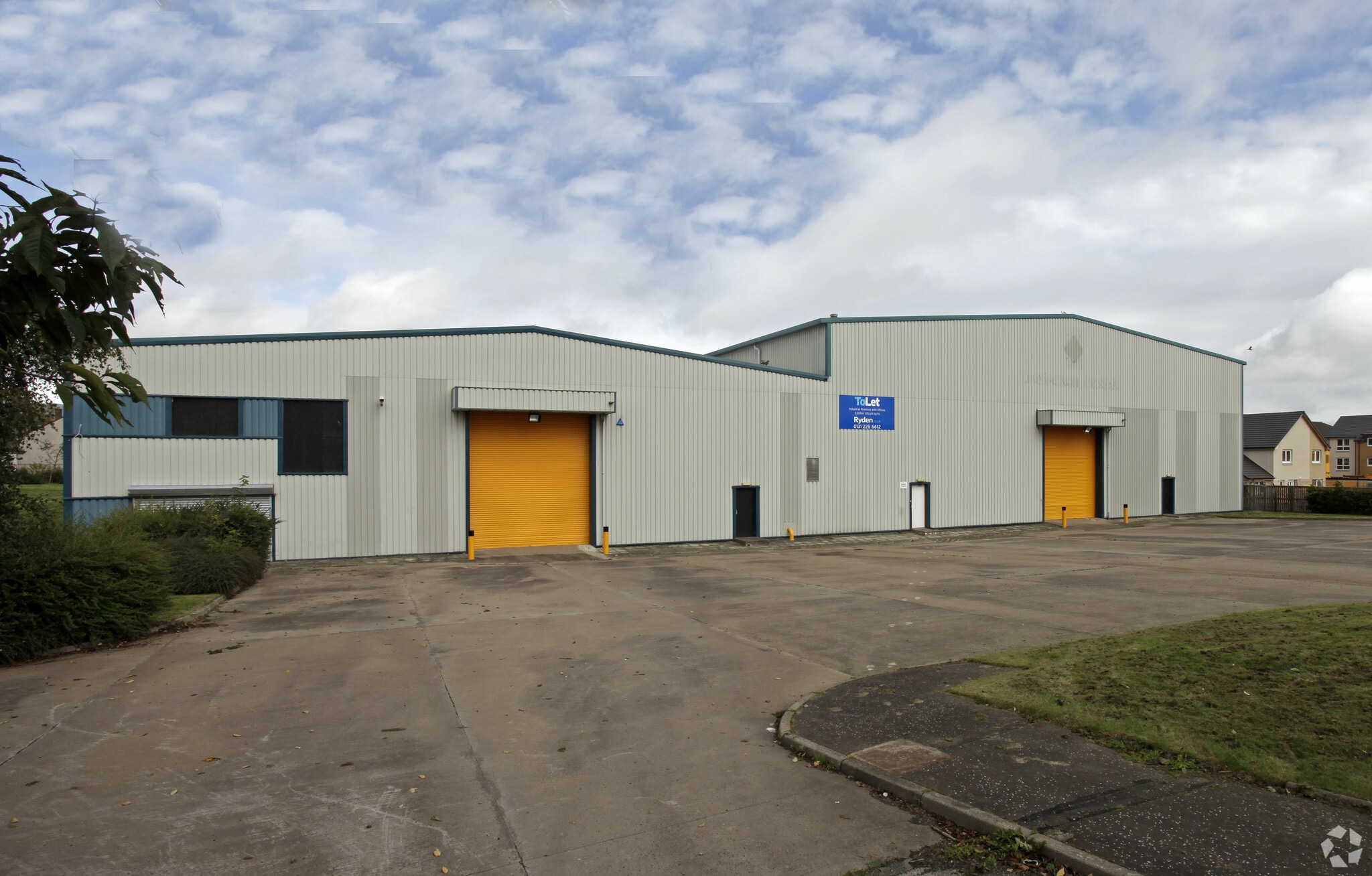 4 Eastfield Farm Road, Penicuik to rent Primary Photo- Image 1 of 4