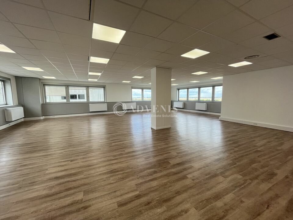 Office in Tremblay-en-France to rent Building Photo- Image 1 of 8