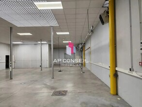 Light Industrial in Trappes to rent Interior Photo- Image 2 of 4