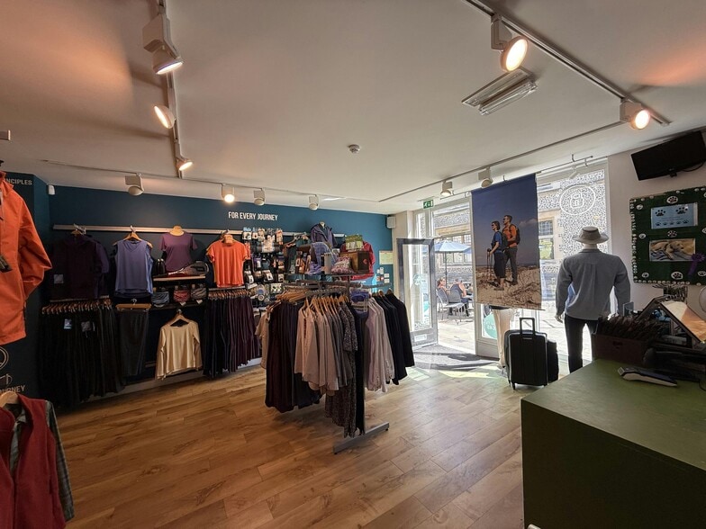 24 The Sq, Winchester to rent - Interior Photo - Image 3 of 12