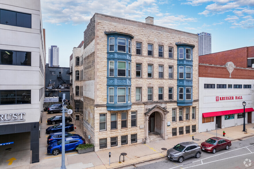 826-828 N Milwaukee St, Milwaukee, WI for sale - Building Photo - Image 1 of 1