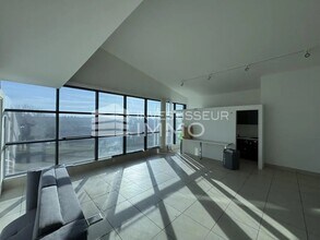 Office in Émerainville to rent Interior Photo- Image 1 of 6