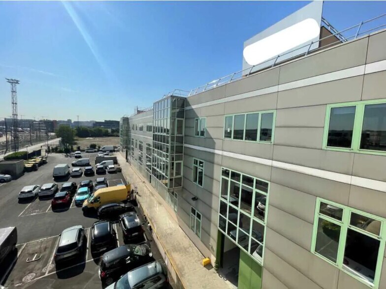 Office in Pantin to rent - Building Photo - Image 1 of 15
