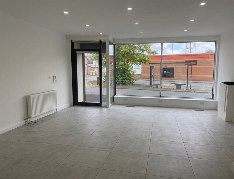 140 Moss Ln, Altrincham for sale - Interior Photo - Image 2 of 3