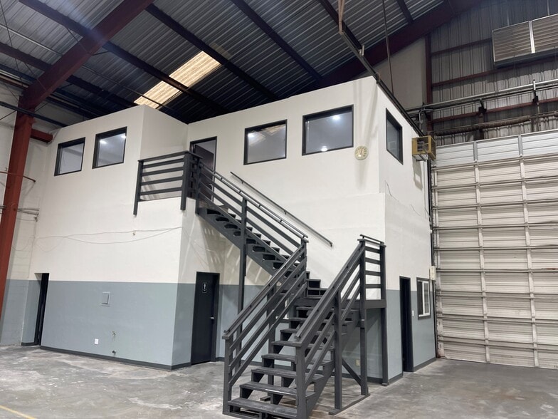 2135 W 15th St, Long Beach, CA to rent - Interior Photo - Image 3 of 6