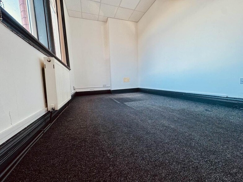 Liverpool Rd, Manchester to rent - Building Photo - Image 2 of 7