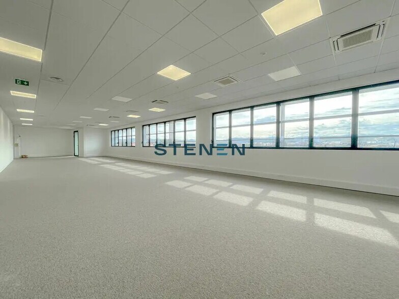 Office in Vitrolles to rent - Interior Photo - Image 3 of 15