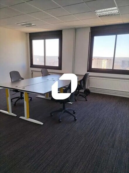 Office in Nanterre to rent - Interior Photo - Image 2 of 4