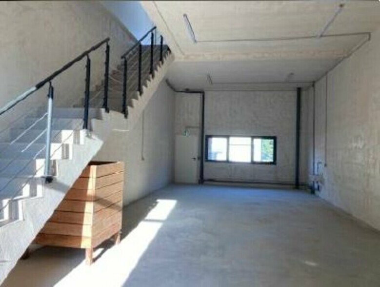 Light Industrial in Fleurieu-sur-Saône to rent - Interior Photo - Image 2 of 5