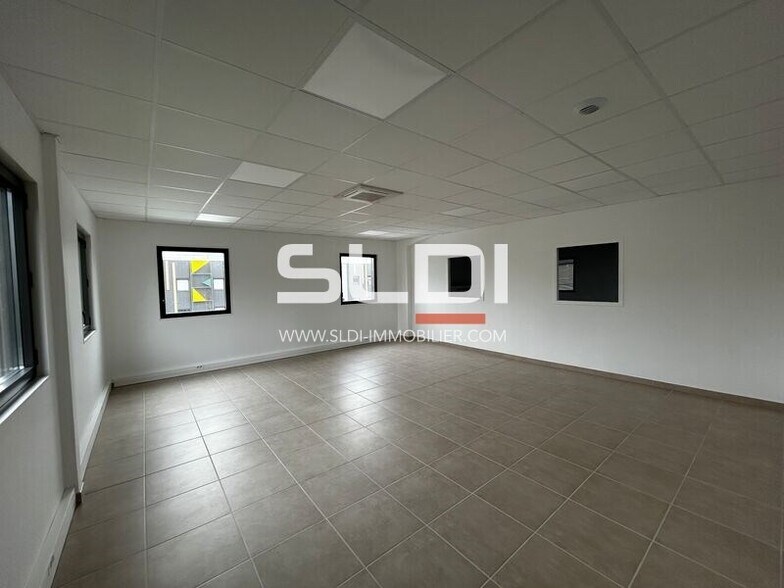 100 Rue De L'Industrie, Saint-Priest to rent - Building Photo - Image 2 of 7