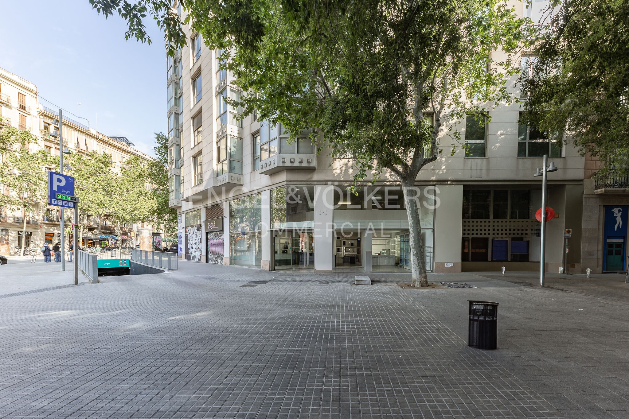 Retail in Barcelona, Barcelona to rent Building Photo- Image 1 of 9