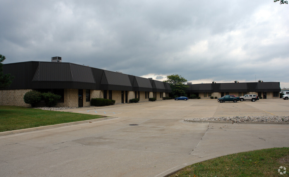 15701-15761 Martin Rd, Roseville, MI for rent - Building Photo - Image 2 of 5