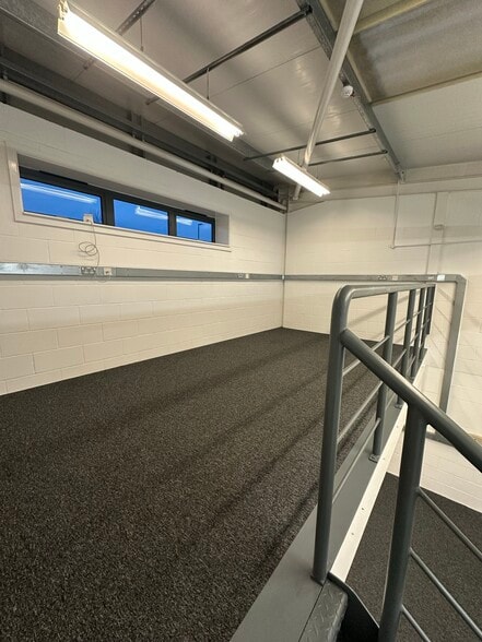 59-75 Oakfield Clos, Tewkesbury to rent - Interior Photo - Image 3 of 9