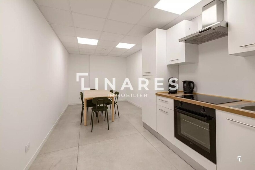 Office in Saint-Cyr-sur-Mer to rent - Interior Photo - Image 3 of 6