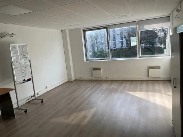 Office in Pantin to rent - Building Photo - Image 1 of 6