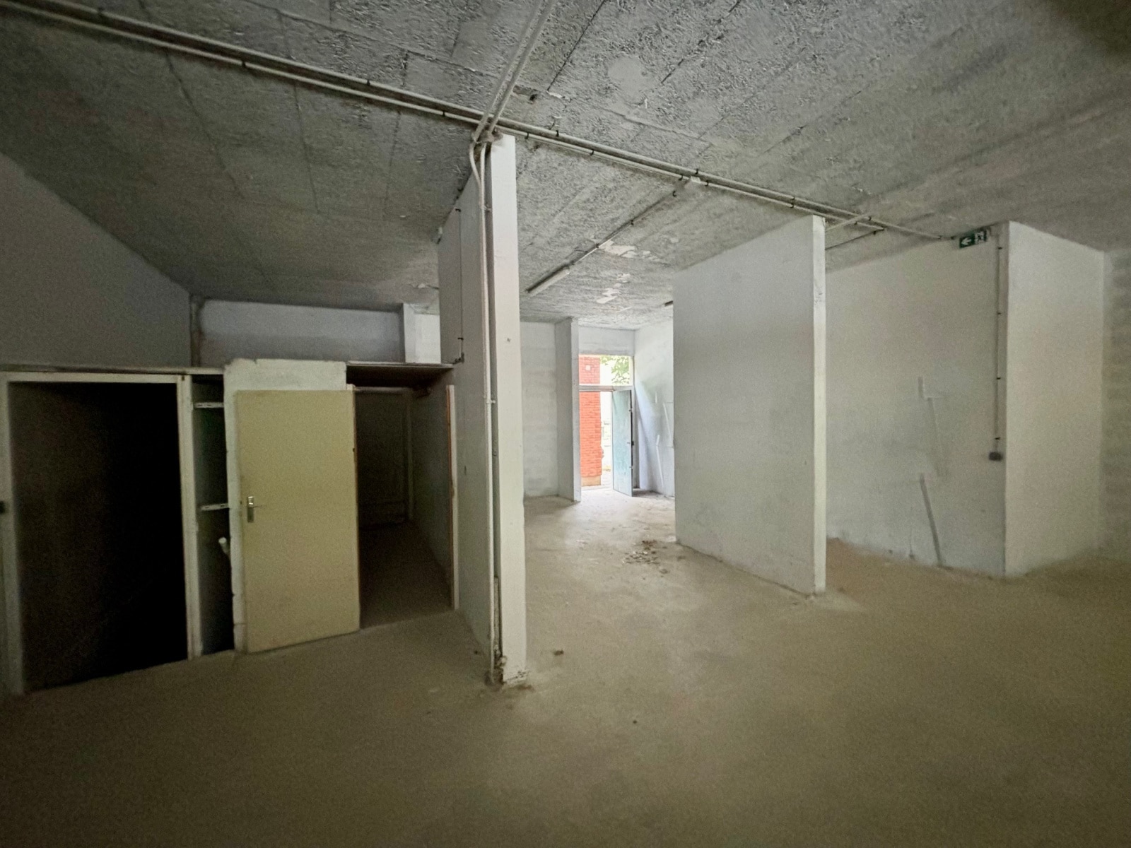 Retail in Achères to rent Interior Photo- Image 1 of 5