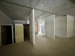 Retail in Achères to rent Interior Photo- Image 1 of 5