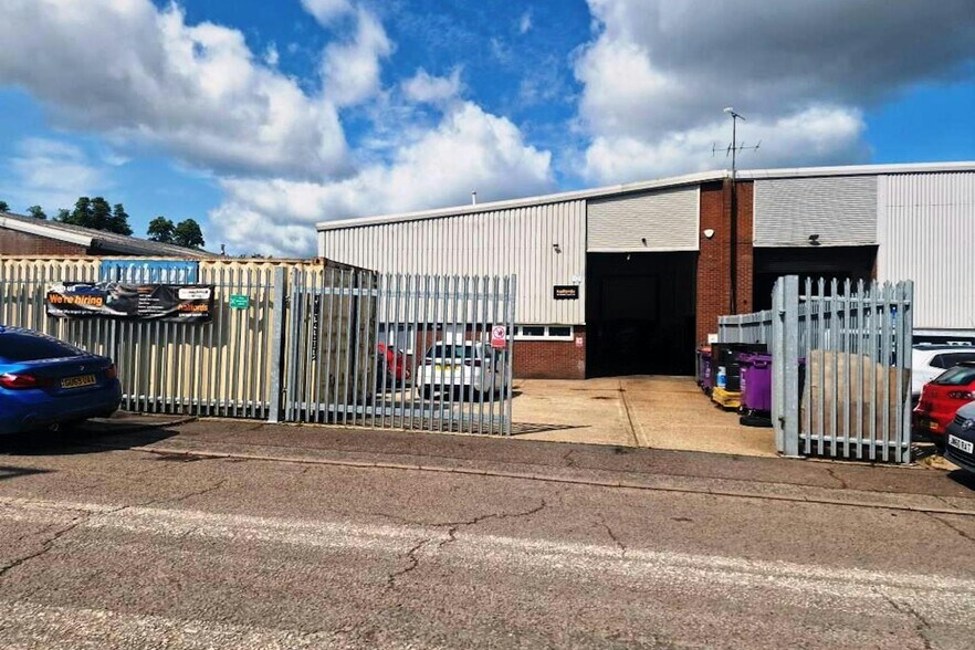 Grafton Way, Basingstoke to rent - Building Photo - Image 2 of 4