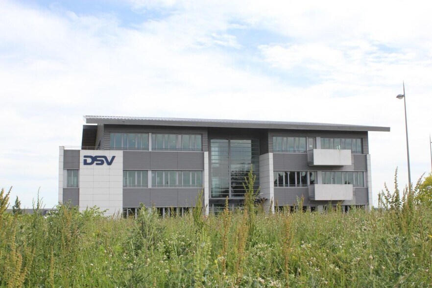 Office in Roissy-en-France to rent - Building Photo - Image 2 of 5